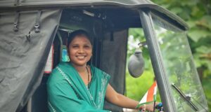 दीदी ई-रिक्शा सहायता योजना से सेवती और अंजू बनीं आत्मनिर्भर, ई-रिक्शा से आसान हुआ सफर और बढ़ी कमाई, हर महीने हो रहा 10 से 12 हजार रुपए का शुद्ध लाभ….
