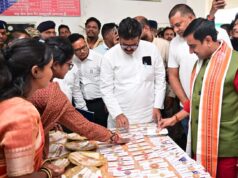 विष्णुभोग की खुशबू और बहनों के हुनर से सजी खास राखी, बिहान समूह की महिलाओं ने केंद्रीय राज्य मंत्री तोखन साहू को भेंट किया विष्णुभोग चावल और धान से बनी राखी…
