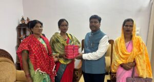 उद्यमिता की नई मिसाल : बस्तर की महिलाओं ने तैयार की बिना शक्कर वाली ऑर्गेनिक काजू-कतली, वन मंत्री केदार कश्यप ने की सराहना….