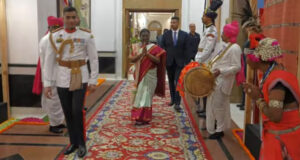 राष्ट्रपति भवन में गूंजी धमतरी के मांदर की थाप, स्वतंत्रता दिवस पर ‘जय गढ़िया बाबा दल’ ने बिखेरा छत्तीसगढ़ी लोकसंस्कृति का जादू…..