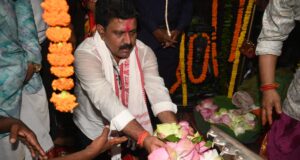 हर-हर महादेव और बोल-बम के जयघोष के साथ निकली भोरमदेव पदयात्रा, शिवमय हुआ कबीरधाम, उप मुख्यमंत्री विजय शर्मा हजारों श्रद्धालुओं के साथ पदयात्रा में हुए शामिल….