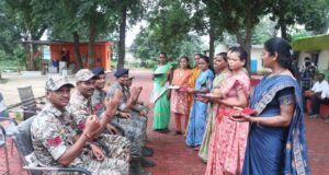 जिनसे कभी संघर्ष था, उन्हीं की कलाई पर बांधी राखी, चौगेल पुनर्वास केंद्र में आत्मसमर्पित माओवादियों ने डी आर जी जवानों को बांधी राखी, कहा—अब बंदूक नहीं, हुनर से संवारेंगे भविष्य….