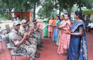 जिनसे कभी संघर्ष था, उन्हीं की कलाई पर बांधी राखी, चौगेल पुनर्वास केंद्र में आत्मसमर्पित माओवादियों ने डी आर जी जवानों को बांधी राखी, कहा—अब बंदूक नहीं, हुनर से संवारेंगे भविष्य….