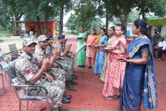 जिनसे कभी संघर्ष था, उन्हीं की कलाई पर बांधी राखी, चौगेल पुनर्वास केंद्र में आत्मसमर्पित माओवादियों ने डी आर जी जवानों को बांधी राखी, कहा—अब बंदूक नहीं, हुनर से संवारेंगे भविष्य….