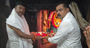 तिरंगा यात्रा के दूसरे दिवस माँ दंतेश्वरी की पूजा-अर्चना कर उप मुख्यमंत्री एवं वन मंत्री ने किया यात्रा का शुभारंभ….