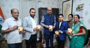 राज्यपाल रमेन डेका ने 12 वर्षीय छात्र मास्टर दिव्यांश की पुस्तक ‘थॉट्स अबाउट गॉड‘ का किया विमोचन……