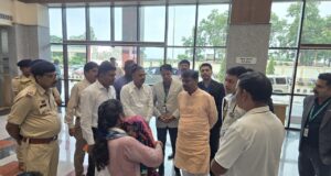 घायल जवानों से मिले वन मंत्री केदार कश्यप, बेहतर उपचार के दिए निर्देश….