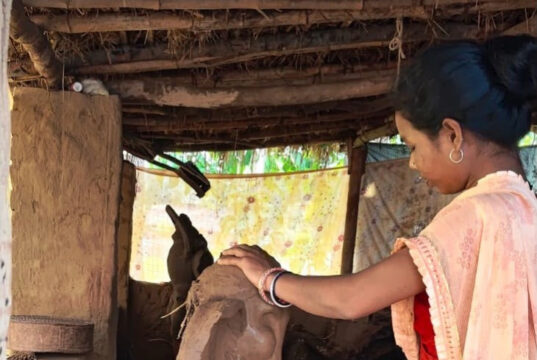 गणपति बप्पा की मिट्टी की प्रतिमा बनाकर बस्तर की महिलाओं ने हुनर से कमाए 1.80 लाख रुपए…..