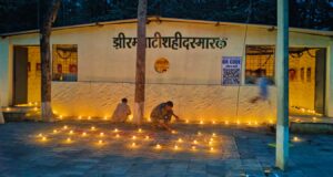 ‘बस्तर सेवा संकल्प अभियान’ के तहत शहीदों की याद में 1986 स्थानों पर जलाए गए दीये…..