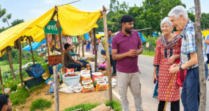 विदेशी पर्यटकों को आकर्षित कर रहा छत्तीसगढ़ का ग्रामीण पर्यटन मॉडल, लमना विलेज स्टे में ब्रिटेन के अतिथियों ने ग्रामीण जीवन, स्थानीय संस्कृति और हाट-बाजार का लिया अनुभव….