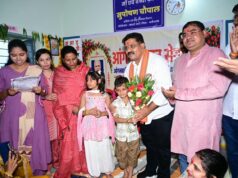 फूल लेकर आए नन्हे कदम, उप मुख्यमंत्री ने बच्चों को गोद में उठाया, बच्चों की मासूमियत ने जीता दिल, दर्रीपारा कवर्धा के आंगनबाड़ी केंद्र में ‘आंगन मिलन सेवा’ में बच्चों से घुले-मिले उप मुख्यमंत्री….