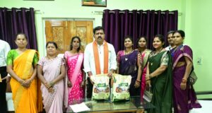 उप मुख्यमंत्री विजय शर्मा से मिलीं माँ दंतेश्वरी महिला किसान उत्पादक कंपनी की सदस्य, उप मुख्यमंत्री ने एनपीओपी प्रमाणन मिलने पर दी बधाई….