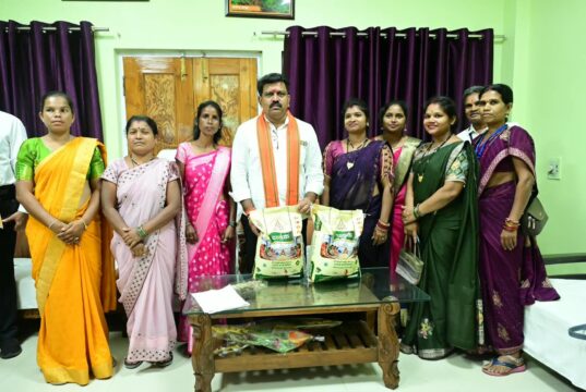 उप मुख्यमंत्री विजय शर्मा से मिलीं माँ दंतेश्वरी महिला किसान उत्पादक कंपनी की सदस्य, उप मुख्यमंत्री ने एनपीओपी प्रमाणन मिलने पर दी बधाई….