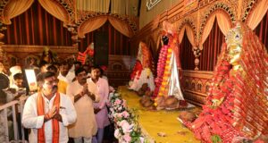 देवी पंडाल बने जनसमस्या निवारण के केंद्र, उप मुख्यमंत्री विजय शर्मा ने मां दुर्गा के चरणों में बैठकर सुनीं ग्रामीणों की समस्याएं…..
