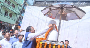 गांधी जयंती पर प्रभारी मंत्री रामविचार नेताम ने मनेंद्रगढ़ में महात्मा गांधी और लाल बहादुर शास्त्री को किया नमन……