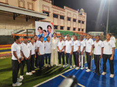 अंतरराष्ट्रीय क्रिकेटर हरलीन देओल ने हॉकी अकादमी के खिलाडि़यों से की मुलाकात, दिया मेहनत और आत्मविश्वास का मंत्र….