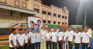 अंतरराष्ट्रीय क्रिकेटर हरलीन देओल ने हॉकी अकादमी के खिलाडि़यों से की मुलाकात, दिया मेहनत और आत्मविश्वास का मंत्र….