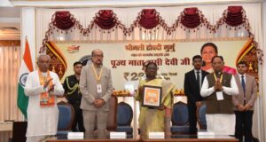 राष्ट्रपति द्रौपदी मुर्मु ने पूज्य माता हासी देवी जी के सम्मान में जारी किया 200 रूपए का स्मारक सिक्का….
