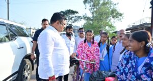 शिक्षा मंत्री गजेन्द्र यादव स्कूल से घर लौट रहे स्कूली बच्चों के बीच पहुंचकर सहज संवाद में जानी पढ़ाई और स्कूल की जरूरतें….