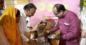 ‘बच्चों के अंदर अपना बचपना ढूंढता हूं…’ : जमीन पर बैठकर बच्चों संग खेले अरुण साव….