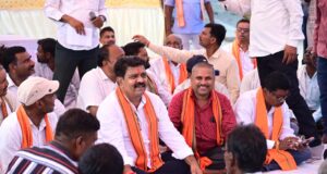 ग्रामीणों के बीच जमीन पर बैठकर उप मुख्यमंत्री विजय शर्मा ने किया आत्मीय संवाद, 74.80 लाख रुपए के विकास कार्यों की दी सौगात….