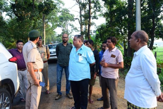 हाथी प्रभावित गांवों में पहुंचे पर्यटन मंत्री राजेश अग्रवाल, ग्रामीणों से मिलकर जाना हाल, अधिकारियों को दिए त्वरित राहत के निर्देश…..