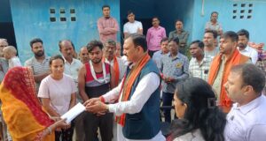 बस हादसे में मृत यात्रियों के घर-घर पहुंचे स्वास्थ्य मंत्री श्याम बिहारी जायसवाल, पुष्प अर्पित कर दी श्रद्धांजलि….